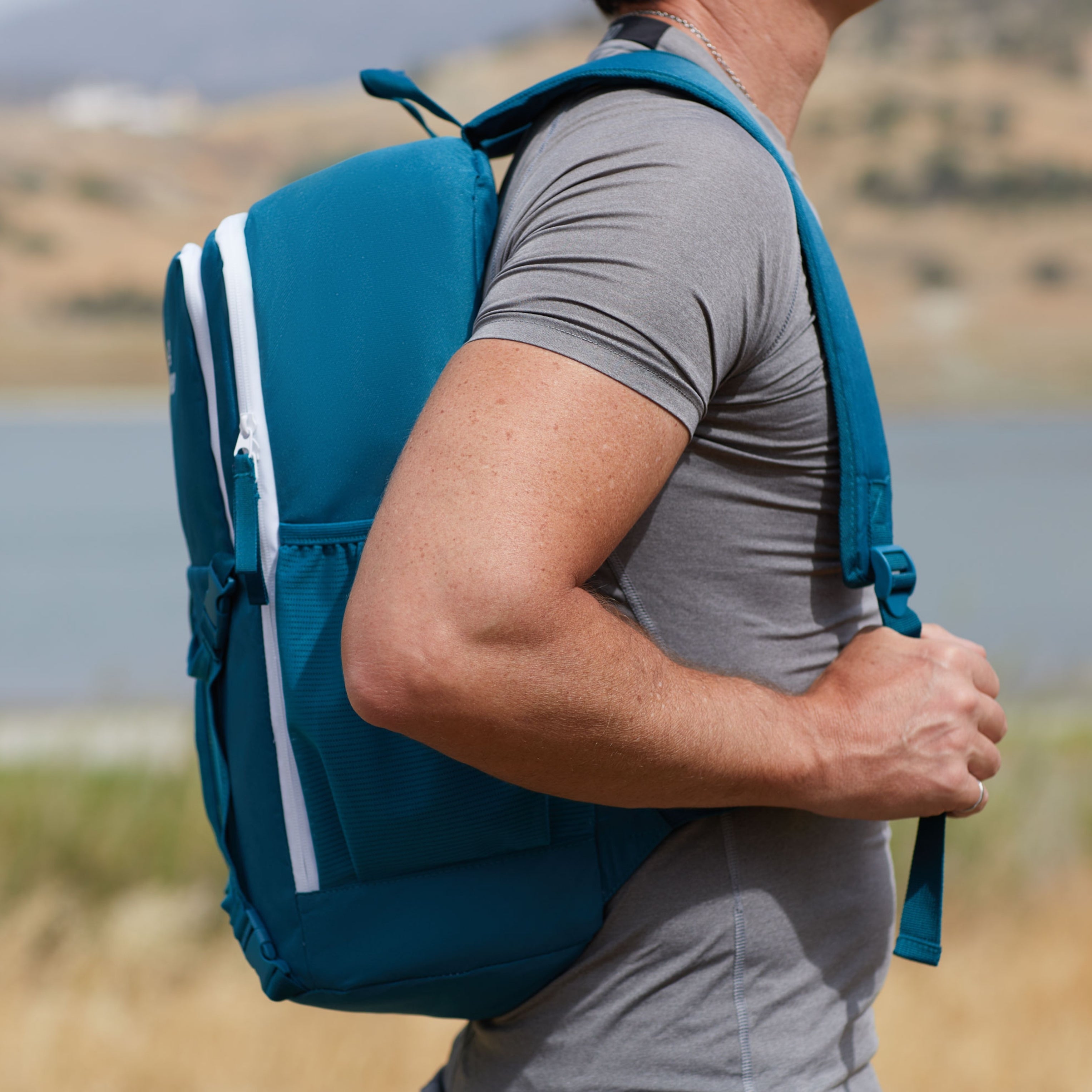 Momevo cooling backpack Chillpack with two ice packs